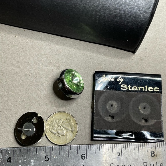 Jewels By Stanlee Green Rivoli Headlamp Post Earrings Vintage NOS silver Tone. - Picture 5 of 6